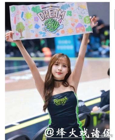 球场边最强“元气发电机”,MOMO一个笑容让看台瞬间沸腾 球场边最强“元气发电机”,MOMO一个笑容让看台瞬间沸腾